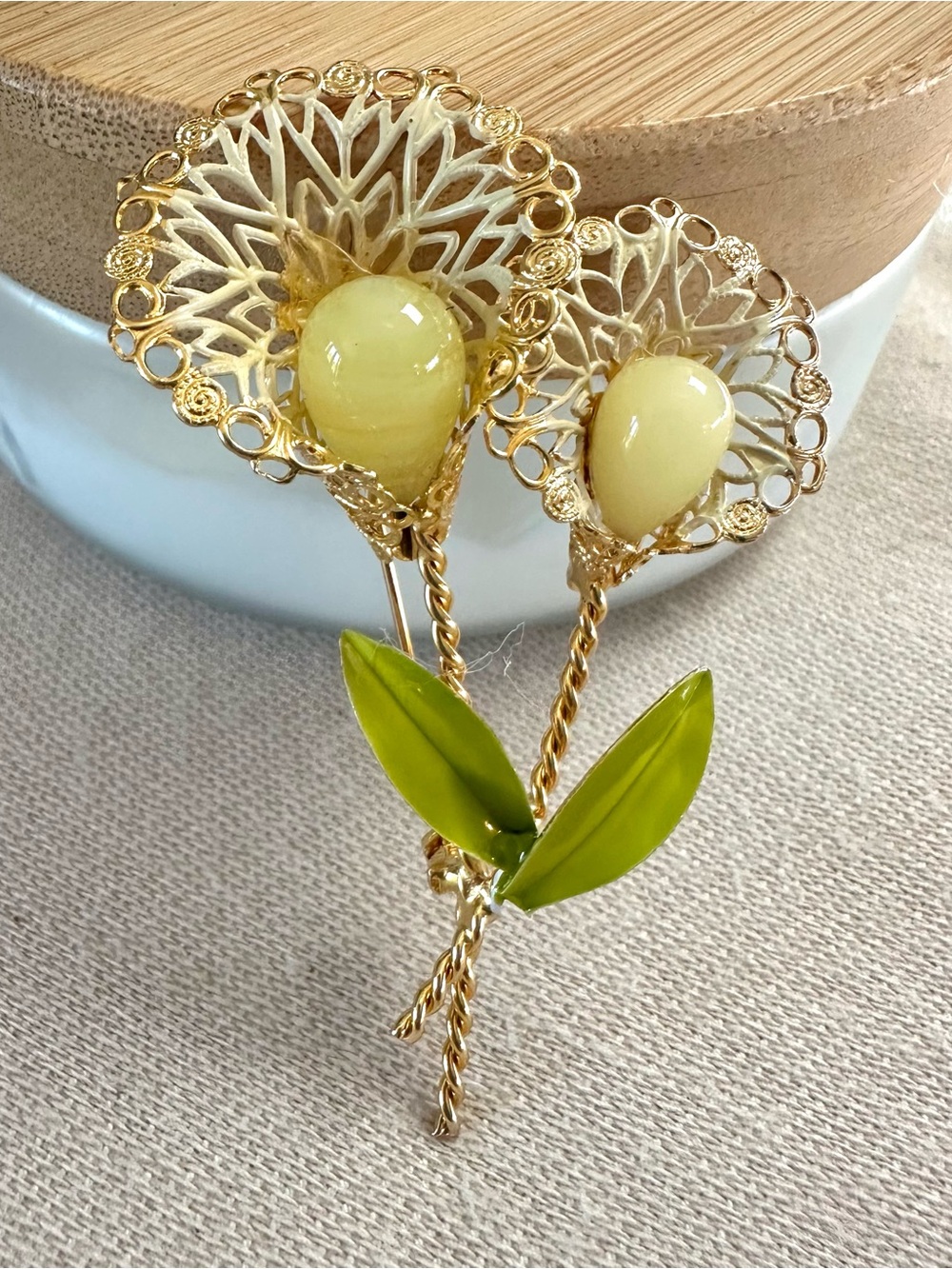 Gold Tone Calla Lily Filigree Brooch Green Enamel Floral Pin - Picture 2 of 8